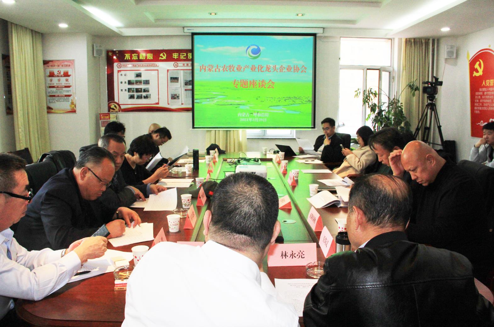 建言獻(xiàn)策，充分發(fā)揮協(xié)會的組織協(xié)調(diào)能力